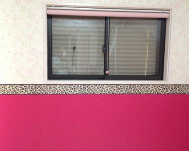 ピンク系の色調にアニマル柄をアクセントにした子ども部屋の壁と窓の施工事例