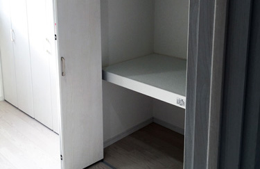 お客様の希望の高さの固定式中段棚　枕棚